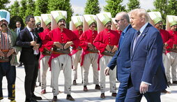Donald Trump fue recibido en Ankara por el presidente turco, Recep Tayyip Erdogan.