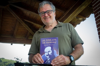 Fernando Mikelarena Peña, bere nobela berria eskuetan.