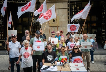 Stop Desahucios taldearen agerraldia Kutxabanken egoitzaren aurrean, Lorena eta bere bost seme-alaben etxegabetzea dela eta.