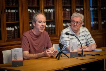 Unai Elorriaga eta Inazio Mujika Iraola, aurkezpenean.