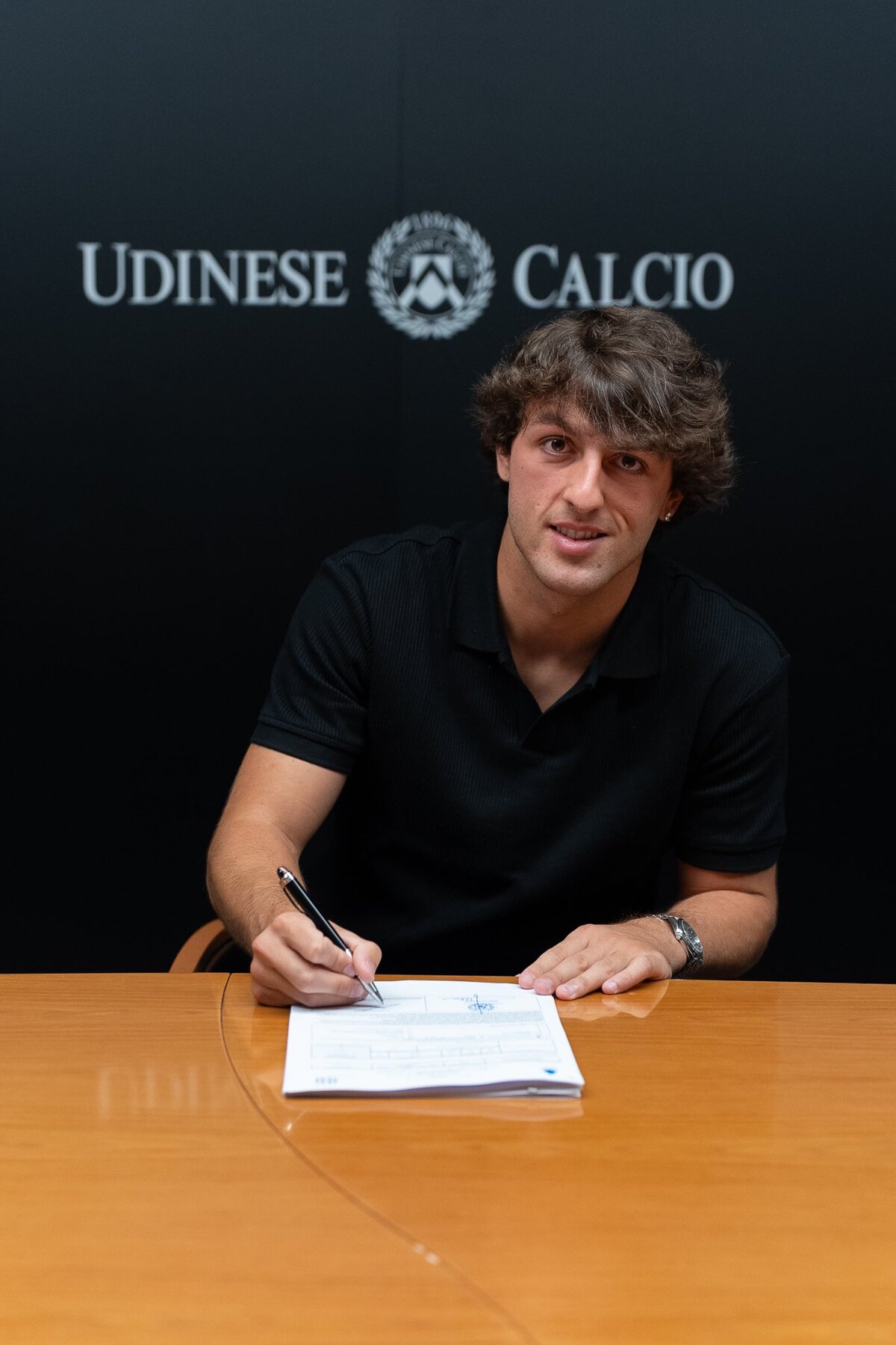 Unai Gómez firmando por el Udinese (UDINESE CALCIO)