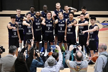 Los jugadores del Surne Bilbao Basket posando en el Media Day.