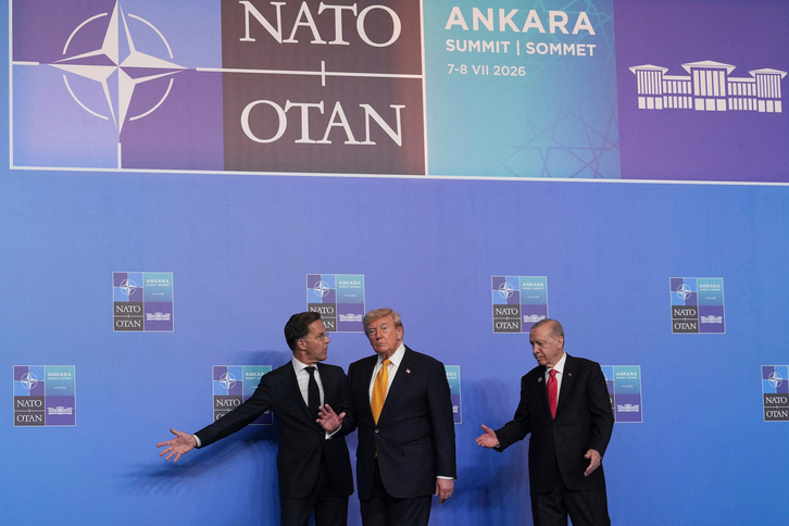 El secretario general de la OTAN, Mark Rutte, cede el paso a Donald Trump durante la cumbre.
