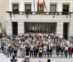 Concentración de cargos municipales ante el TSJPV en defensa del euskara.