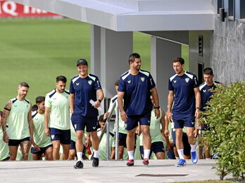 Edin Terzic, liderando el grupo rojiblanco, ayer en Lezama.