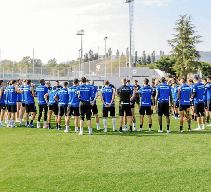 Los jugadores blanquiazules, ayer en Ibaia.