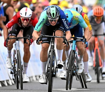 Olav Kooij, en el sprint final, antes de llegar a meta el primero.