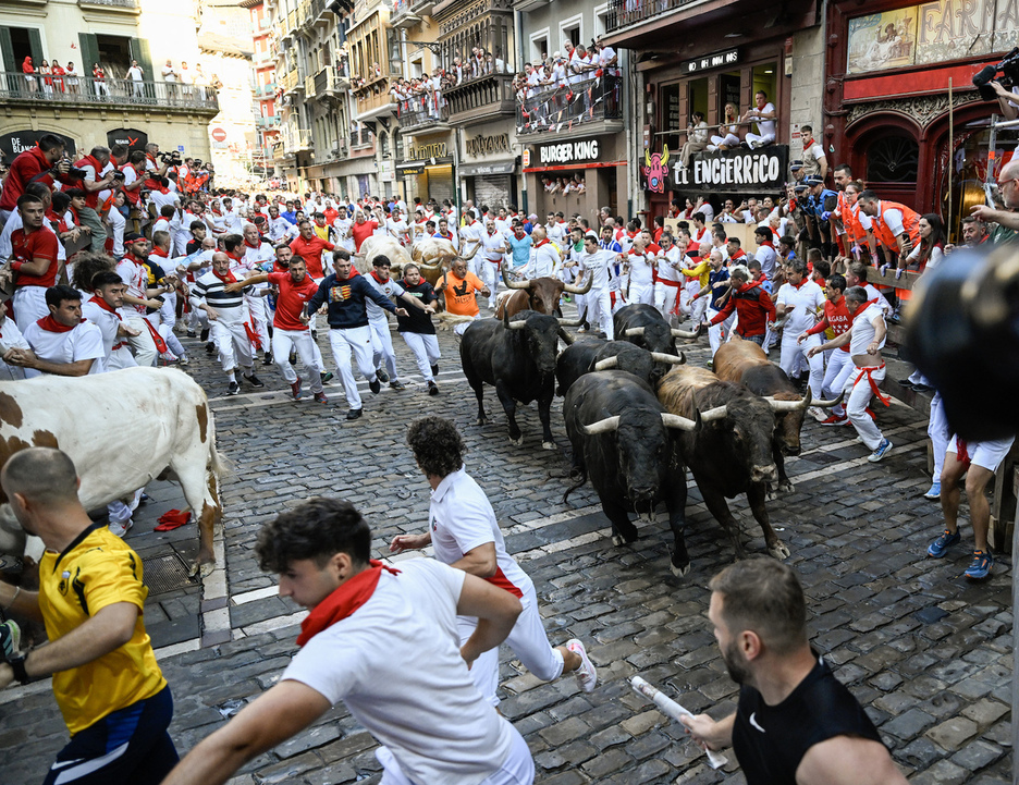 La manada llega a la curva de Estafeta.