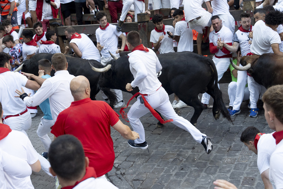 Momento delicado a la izquierda de la imagen, en la bajada a callejón.