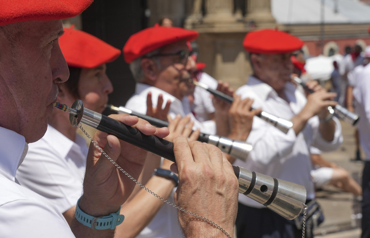 Los gaiteros han puesto a bailar a Iruñea a pesar de las temperaturas extremas de estos sanfermines.