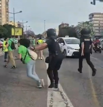 El momento del empujón que será investigado judicialmente.