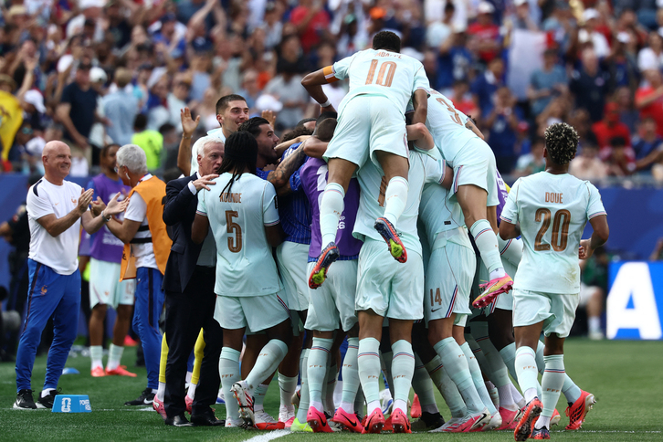 La selección francesa celebra el gol de Dembèlé.