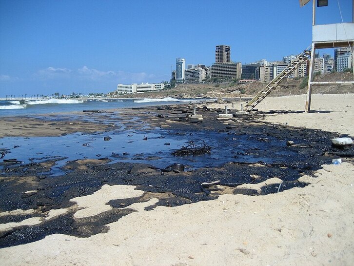 30.000 tona petrolio isuri ziren Mediterraneo itsasora, Israelek Libanoko Jiyehko zentral termikoa bonbardatu zuelako.