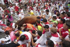 Montón en Telefónica con caída de un toro