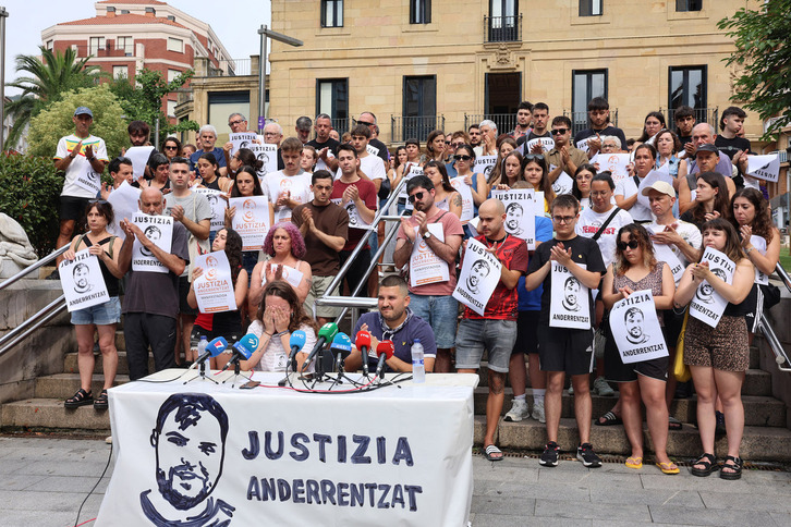 Comparecencia de la plataforma Justizia Anderretzat, en Santurtzi.