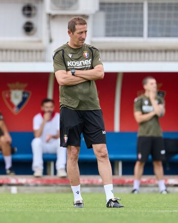 Ramis, atento a las evoluciones en este primer entrenamiento.