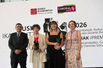 Esther Ferrer eta Maddi Alberdi sarituak Laboral Kutxa eta Eusko Ikaskuntzako lehendakariak alboan dituztela.