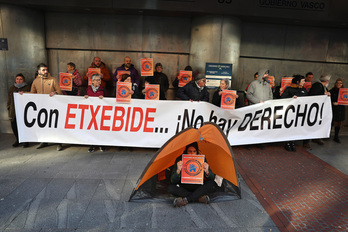 Concentración de colectivos del ámbito de la vivienda ante Etxebide el pasado enero.