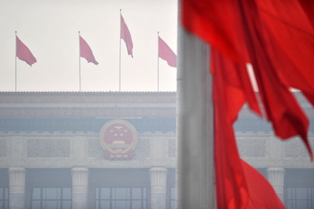 Banderas rojas frente al Gran Salón del Pueblo antes de la sesión inaugural del Comité Nacional del CPPCC en marzo.