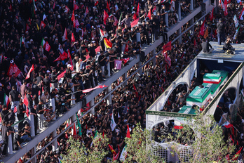 Una multitud rodea los féretros de Jamenei y sus familiares en su despedida en Mashhad.