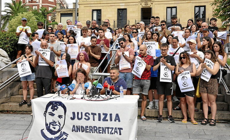 Comparecencia de la plataforma Justizia Anderretzat, en Santurtzi.