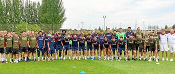Jugadores de Osasuna en Tajonar, junto al nuevo cuerpo técnico de Ramis.
