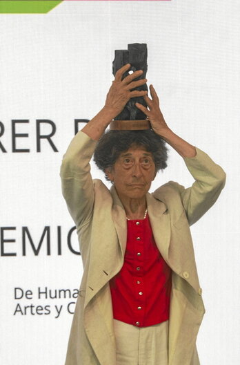 Esther Ferrer artista donostiarra, saria jasotzen.