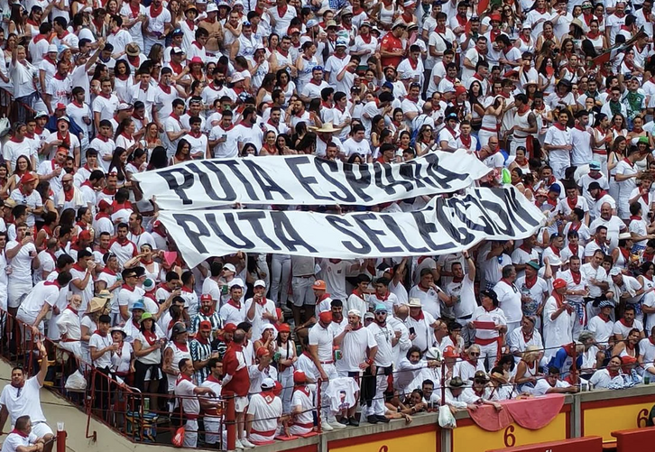 La pancarta que ha iniciado el intercambio de cánticos.