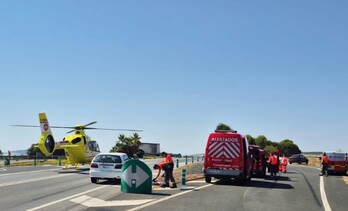 El ciclista herido ha sido trasladado en un helicóptero medicalizado al hospital.
