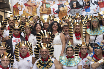 Los y las del Irrintzi lo celebraron a la moda egipcia, aunque tan antiguos no son...