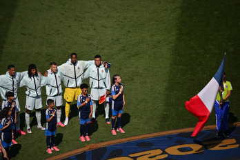 Mbappé y sus compañeros, escuchando el himno antes del partido contra Marruecos.