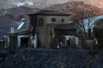 Casas afectadas por el fuego en esta zona montañosa del interior de Almería.