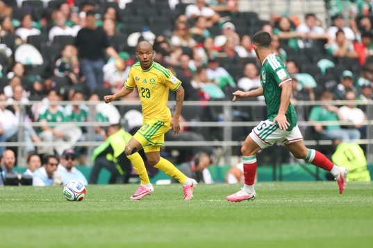 Jayden Adams con el balón en el partido inaugural ante México.