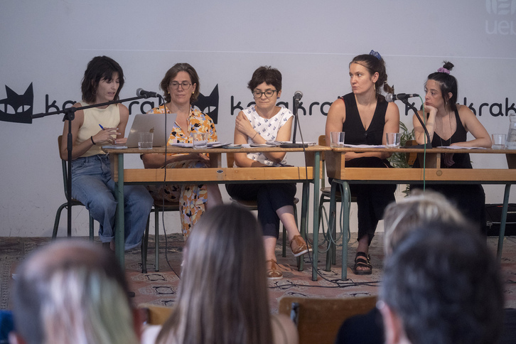 Sara Arruti, Joana Falxa, Maria del Rio, Uhaina Apezetxe eta Zuriñe Redondo, jardunaldiko hizlariak, hurrenez hurren.