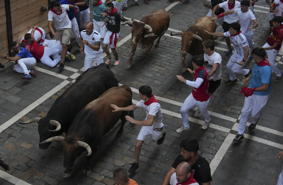 Dos toros avanzan por Estafeta.
