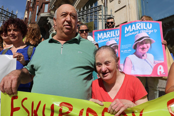 Marilu Uria, frente a la sede de las Juntas Generales en Bilbo, acompañada de su cuñado, Juan Luis Inchausti.