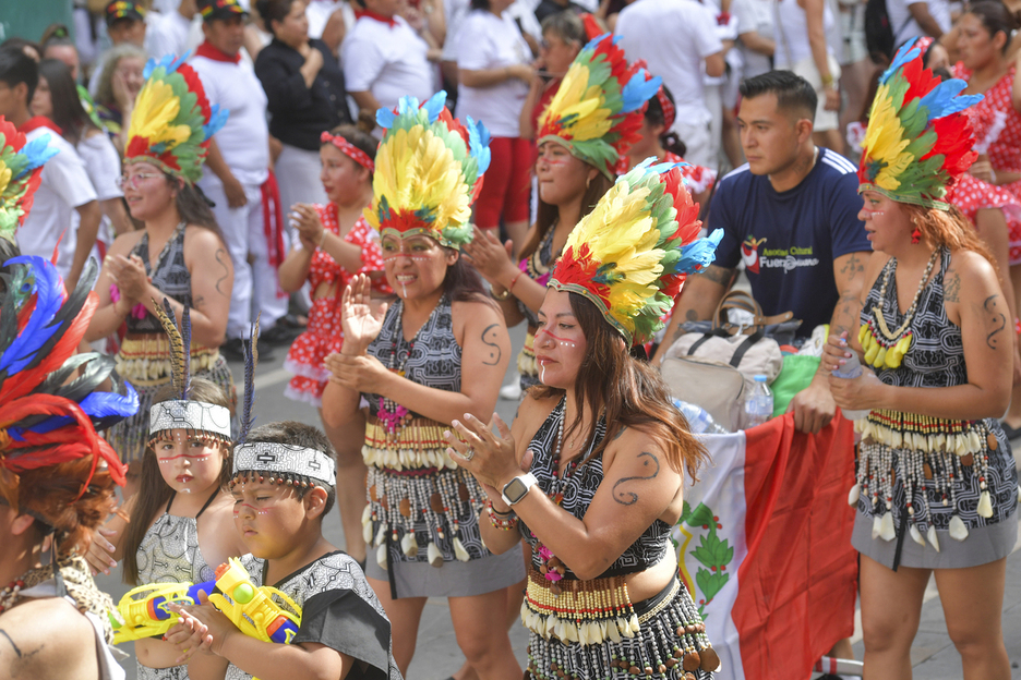 Demonios, danzas andinas y trajes típicos de los iruindarras que nacieron en otra parte. Demonios, danzas andinas y trajes típicos de los iruindarras que nacieron en otra parte.