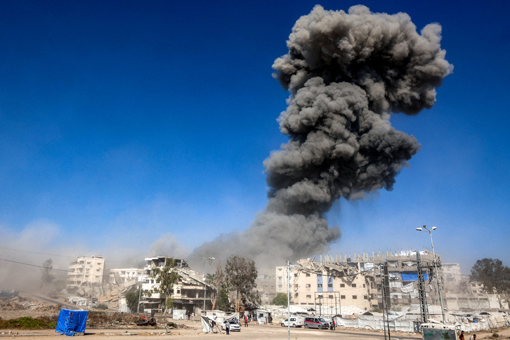 Columna de humo tras uno de los ataques israelíes de ayer contra un taller en la Franja de Gaza, que causó cuatro muertos.