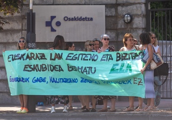 ELAk antolatutako protesta bat, Osakidetzan euskarak duen egoera salatzeko, artxiboko irudi batean.