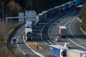 Cola de camiones en la autopista AP-8, en Irun. El día del eclipse no podrán circular.