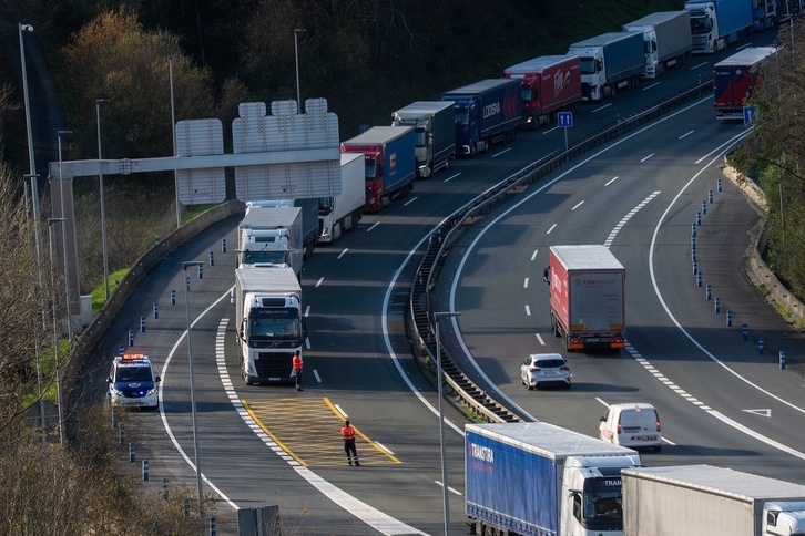 Cola de camiones en la autopista AP-8, en Irun. El día del eclipse no podrán circular.
