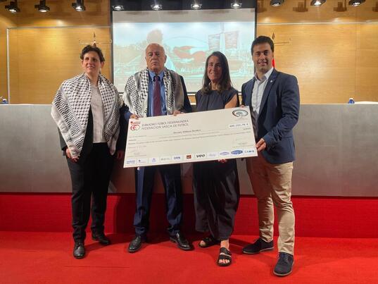 Representantes de la Federación de Fútbol Palestina y de la Vasca junto a la delegada de Médicos sin Fronteras.