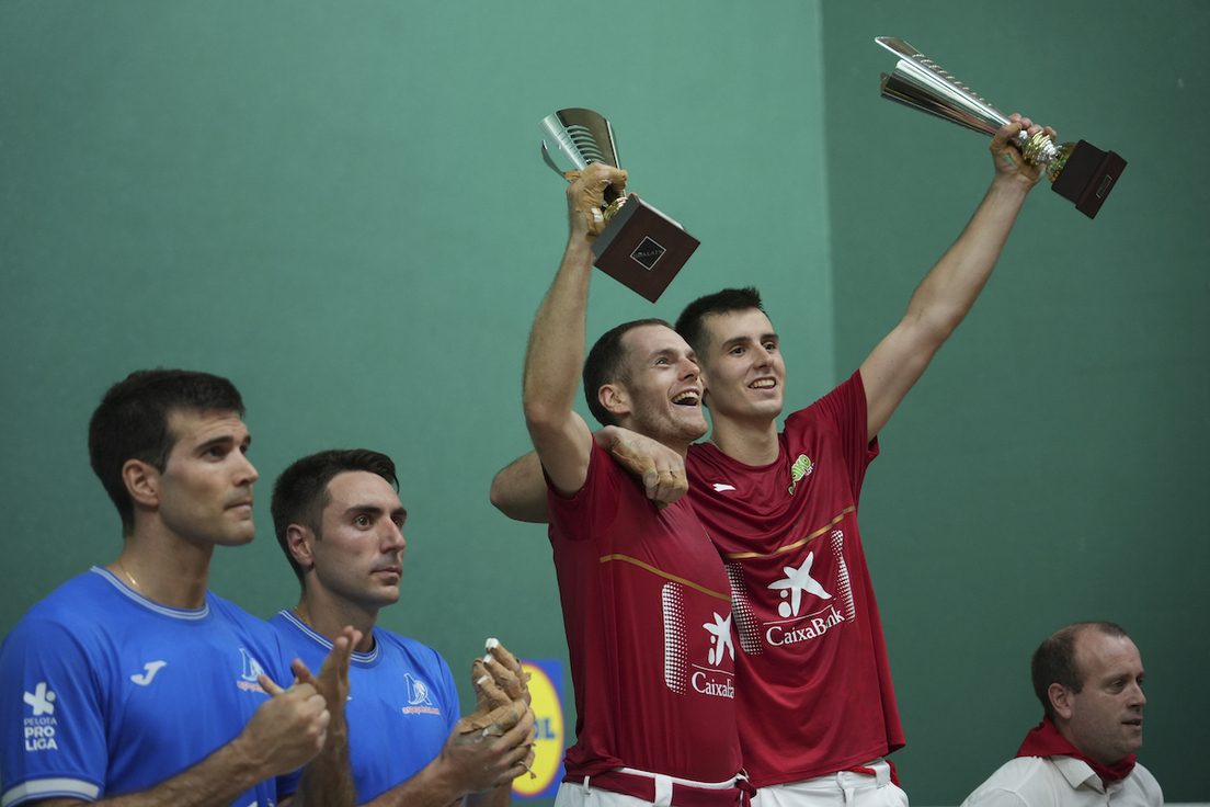 Laso e ZItueta, felices con los trofeso de San Fermín.
