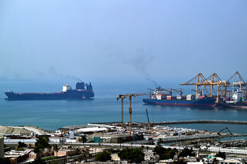  Barcos atracados en un muelle en la terminal de contenedores de Khor Fakkan, en el emirato de Sharjah, golfo de Omán.