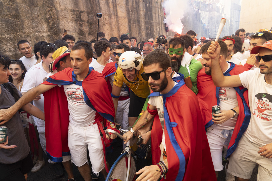 Indurain asciende por Santo Domingo con el apoyo de sus ayudantes. Indurain asciende por Santo Domingo con el apoyo de sus ayudantes.