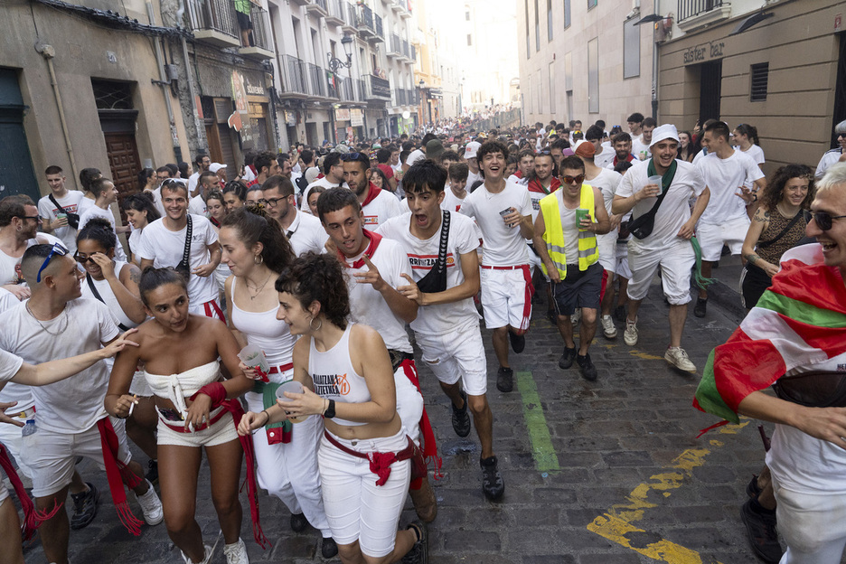 Los corredores suben a buen ritmo por Santo Domingo. Los corredores suben a buen ritmo por Santo Domingo.