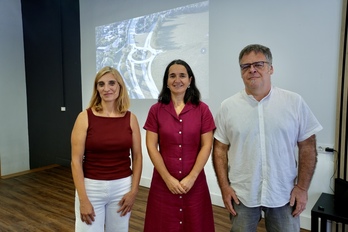 Oihana Briones, Garoa Lekuona eta Oskar Bordes gaur goizean egindako agerraldian.