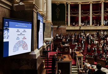 Una pantalla muestra el resultado de la votación en la Asamblea Nacional francesa.