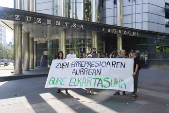 Isunak jaso zituzten lagunei elkartasuna adierazteko elkarretaratzea.