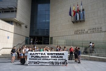 Concentración en el Palacio de Justicia de Donostia para denunciar el proceso judicial al que se enfrentan tres participantes de la Huelga Feminista General de 2023.